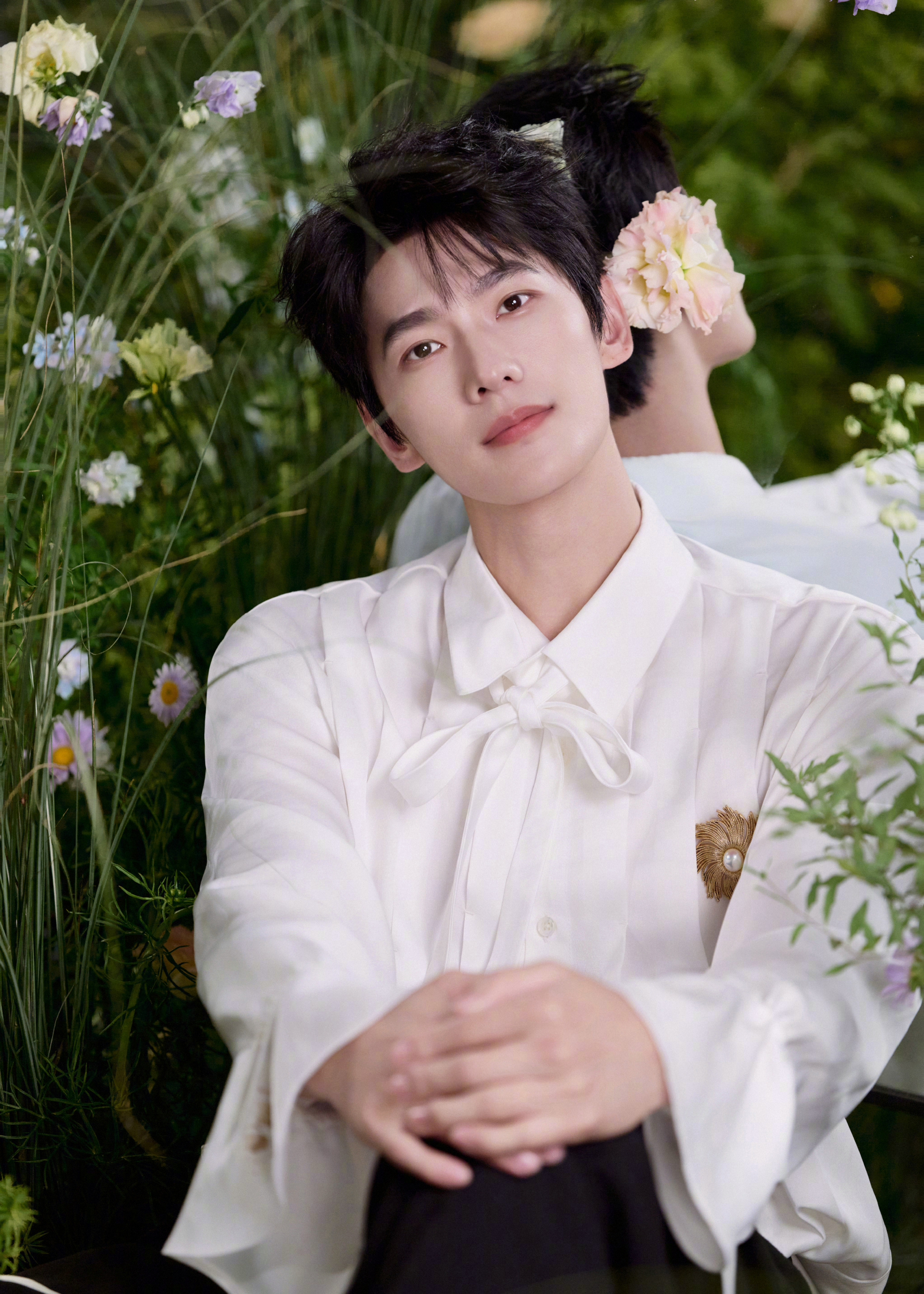 杨洋亮相生日造型图集，以简约复古的飘带白衬衫构成造型核心。白色衬衫弱化繁复装饰，