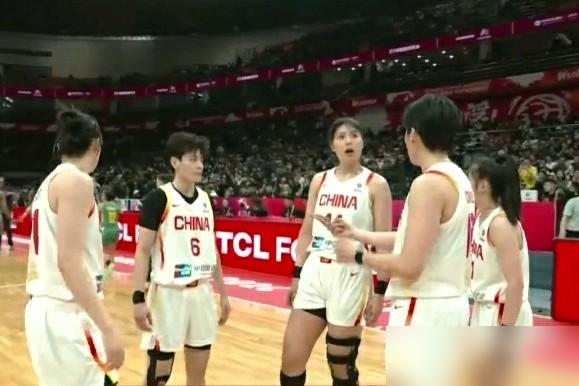昨晚武汉体育中心的女篮资格赛收官战，看得人攥紧拳头！
中国女篮提前出线仍全力拼