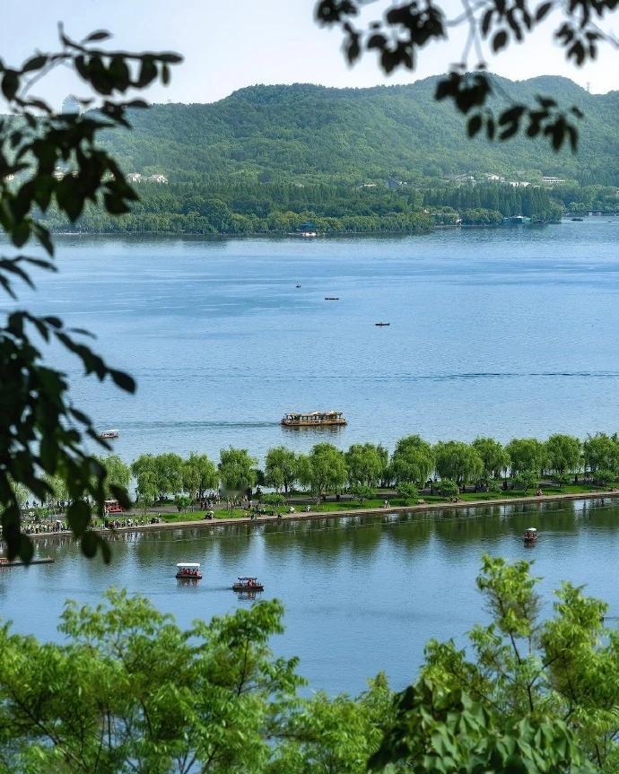 七绝-为友题照《望西湖》
文/许碧霞

初夏斜阳潋滟舒，流光摇影嫩荷扶。
一堤青