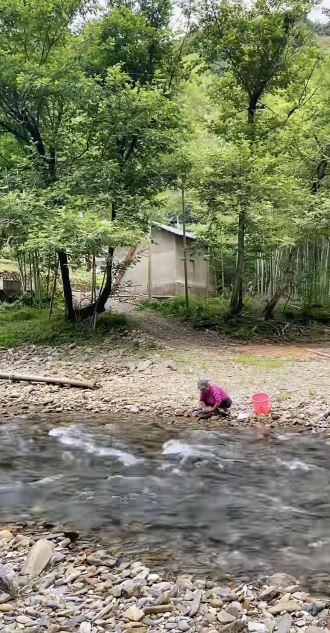 上联：贫在闹市无人问，下联怎么对富在深山有远亲