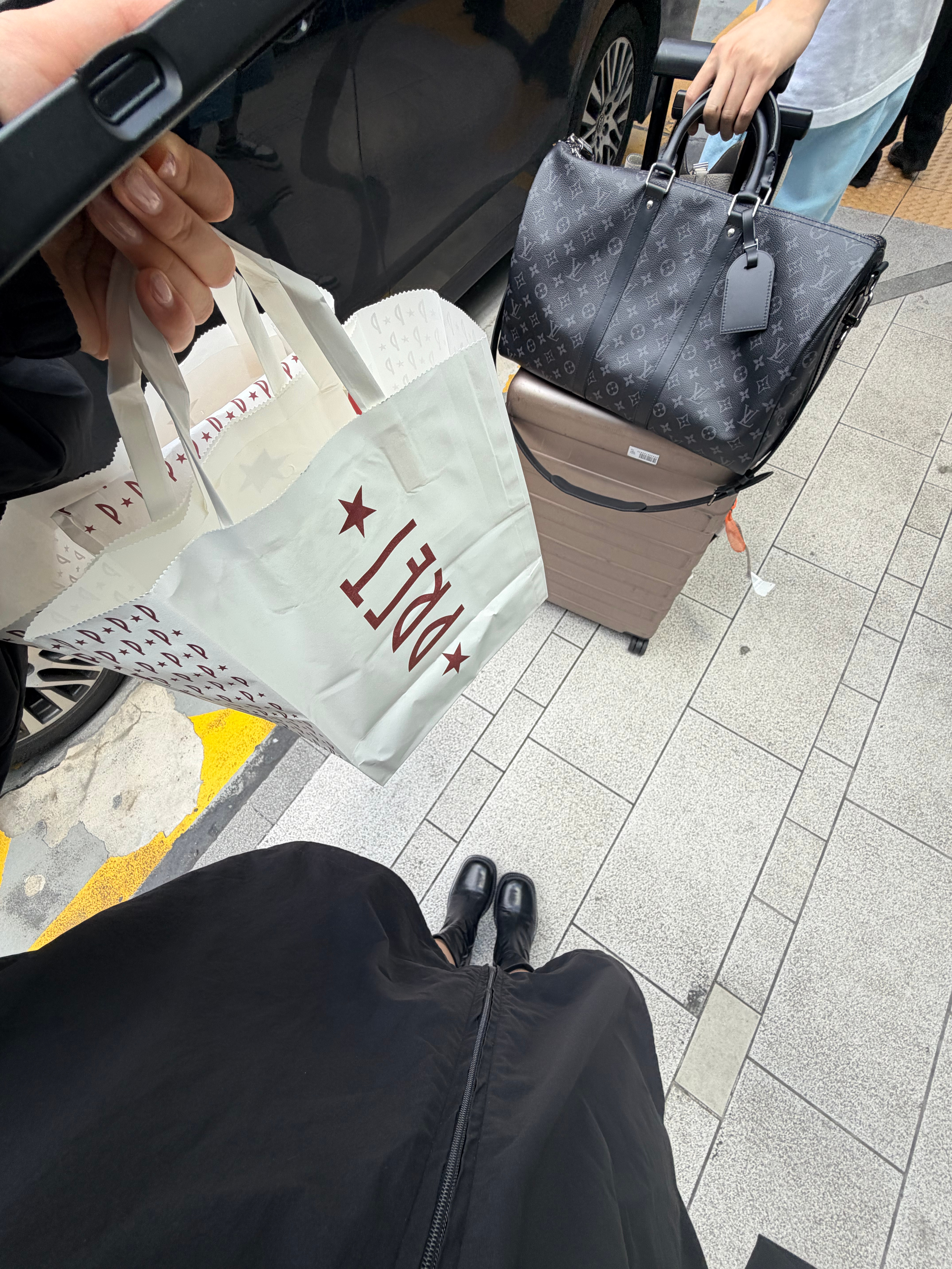 又是一趟早班机一晚上没睡困劈叉了 一个月前的今天 香港机场 依旧同一家冰美式 救
