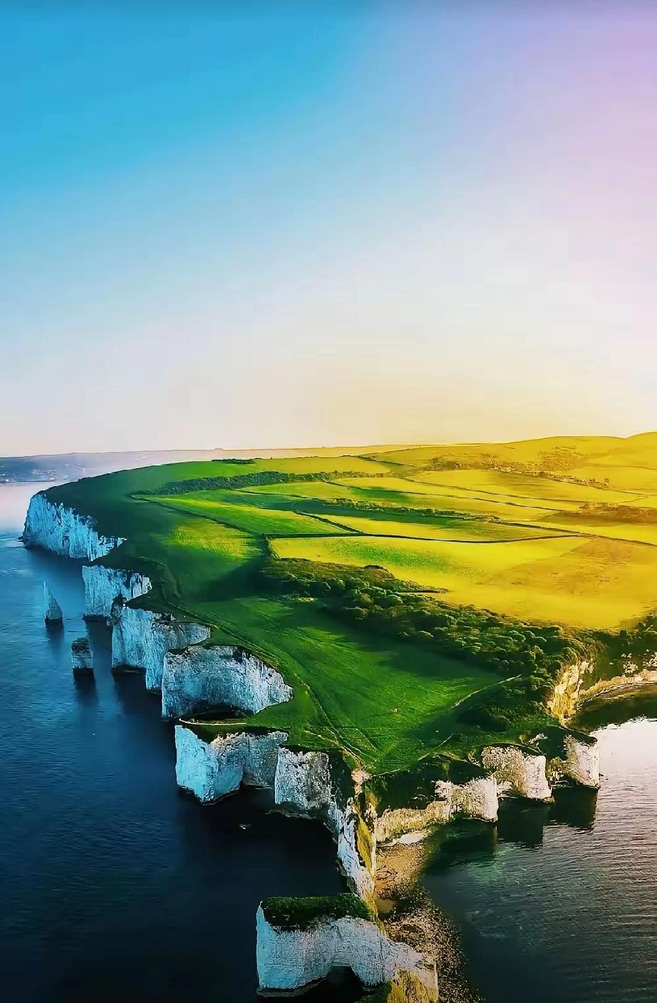 一个退休老人感悟：
“退休后狠狠玩了五年，全国各地跑了个遍，最后发现：旅游对老人