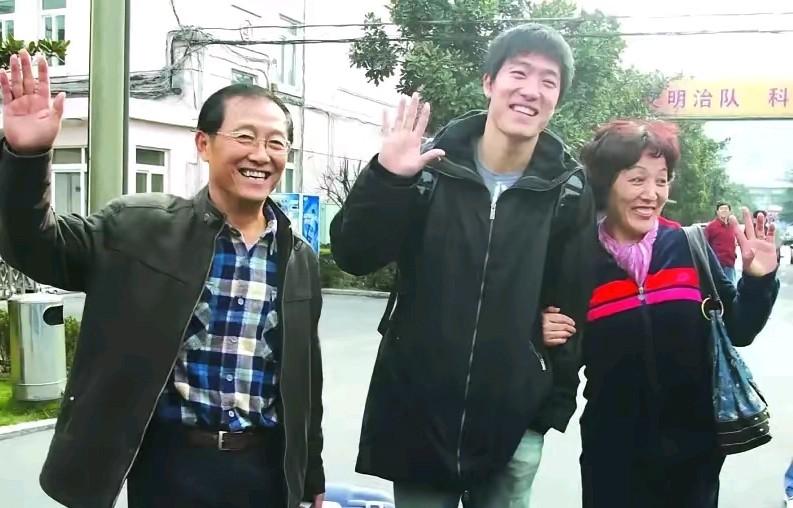 刘翔的父母都是很开明的老人，他们尊重儿子选择的丁克生活。不去催生。不给儿子和儿媳