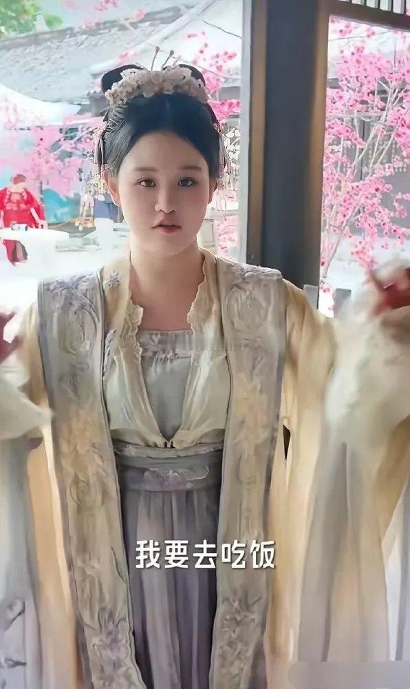 张家齐去横店当群演，一上午挣了108块。不得不说，张家齐胖嘟嘟的脸蛋，这古装造型