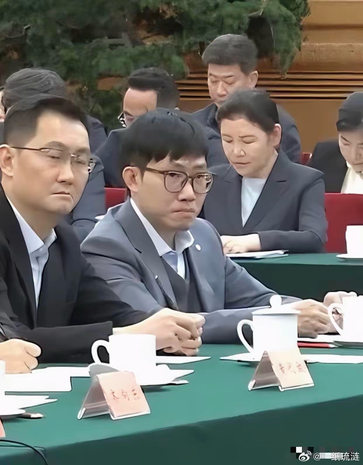 梁文峰这眼神阴森可怕，一看就是个狠人。难怪股市的散户们整天都在痛骂他，割韭菜心狠