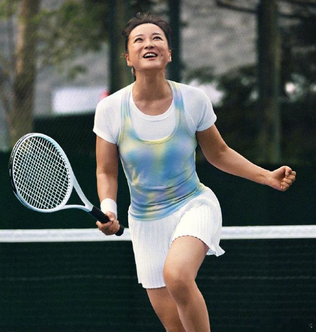 汪顺贾玲打网球 贾玲自从升级当导演，特别是第二部减肥后，感觉生活工作发生翻天覆地