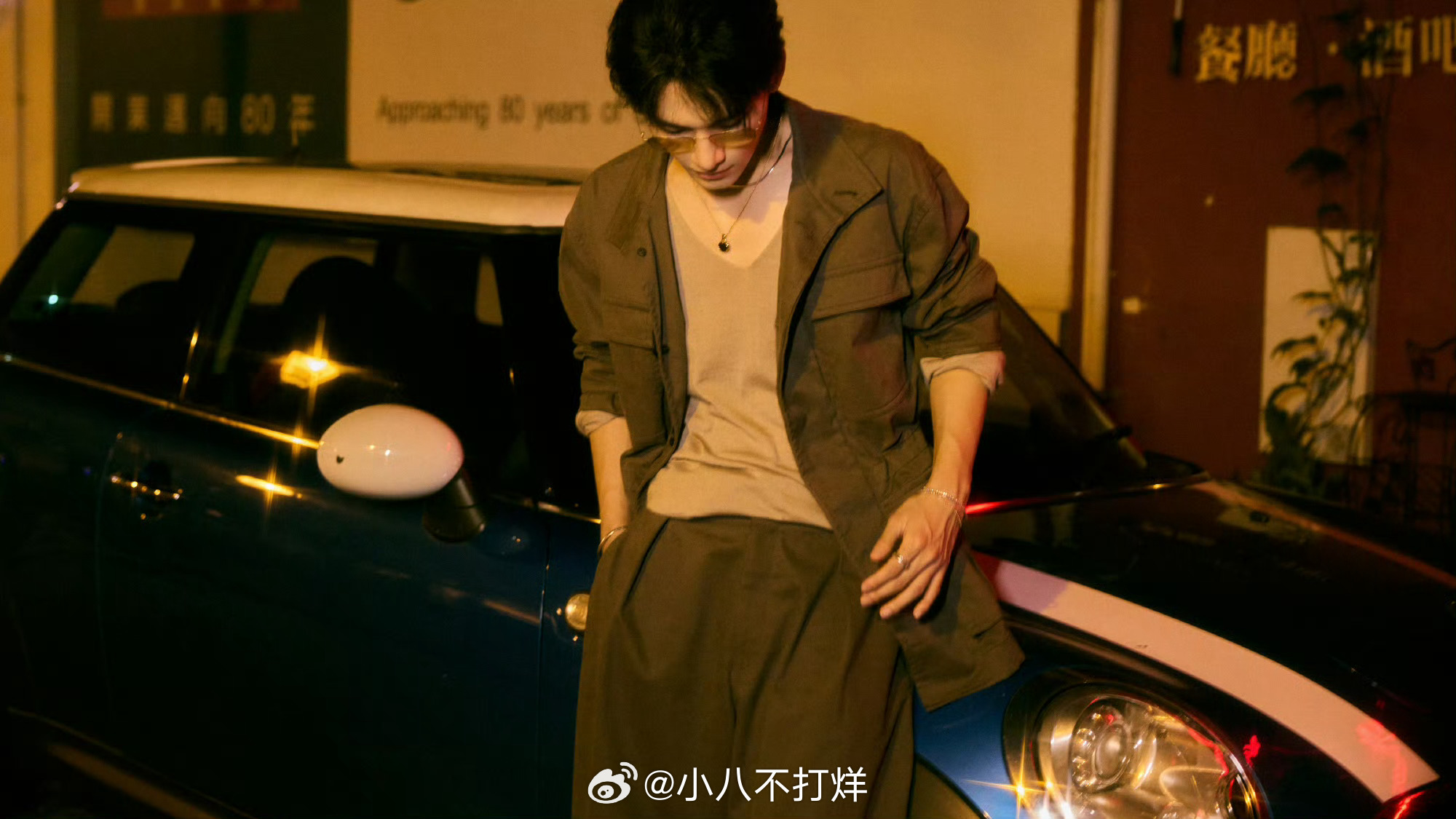 姚琛秀山的这组港风夜景大片也太绝了！复古外套配阔腿裤，在澳门的街头一靠，氛围感拉