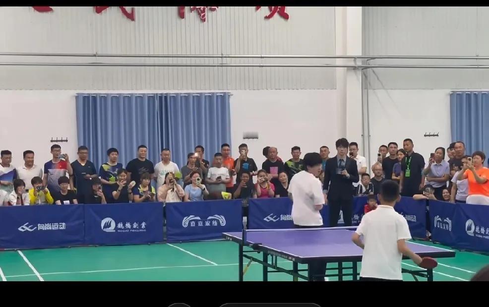 王楚钦参加山东魏桥的活动，
真的是欢乐满🈵啊，
不管是领导还是员工，
看他们每