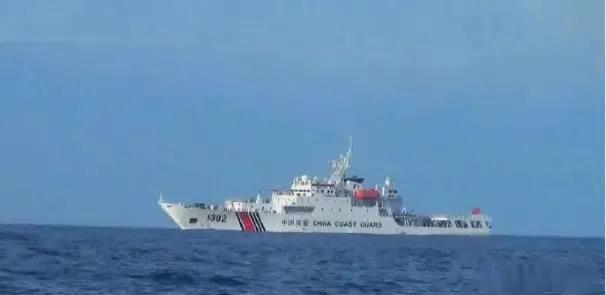 小日本又在我钓鱼岛附近实施所谓的海上自由巡航！
近日，一艘日本右翼分子驾驶的小渔