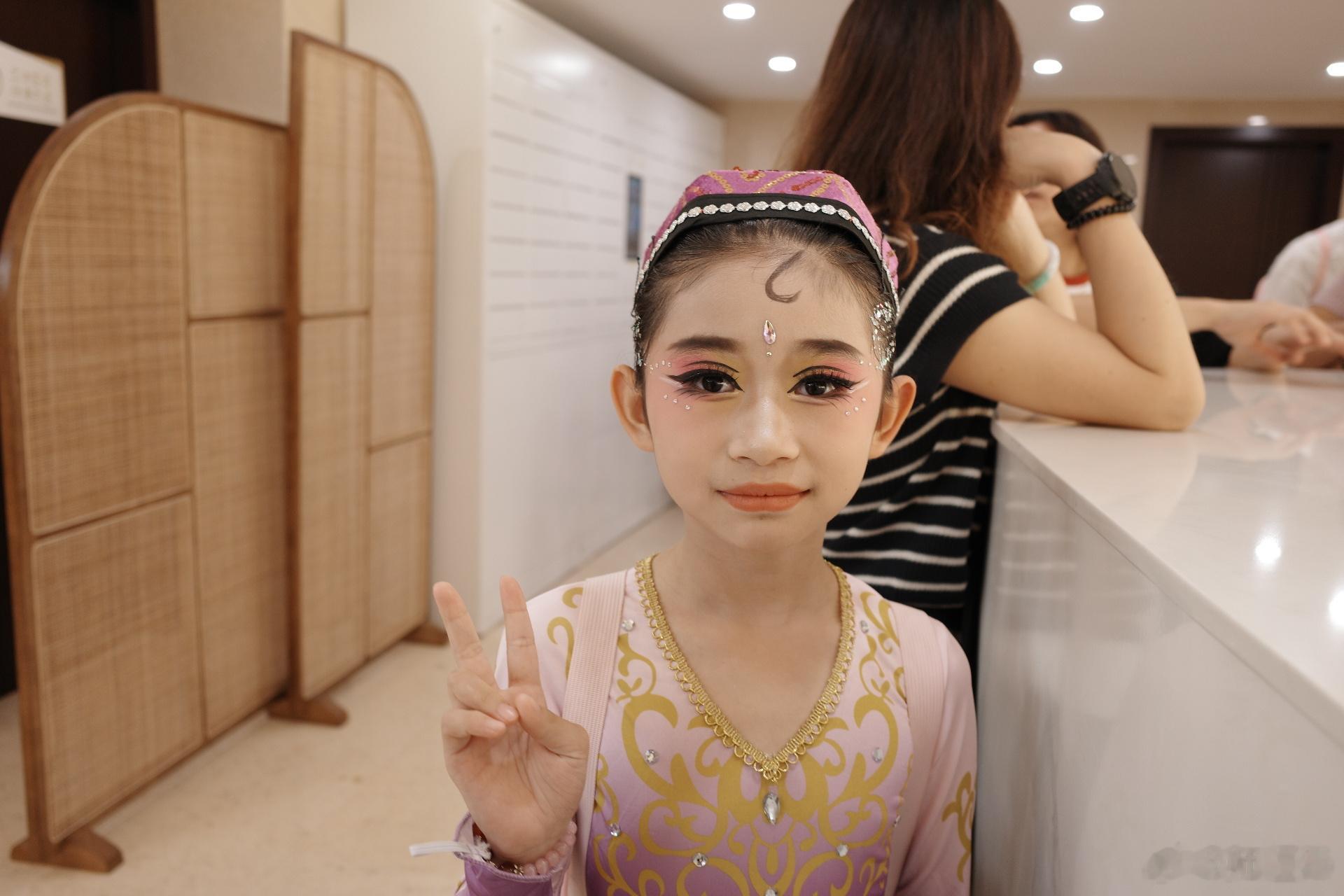 参加舞蹈比赛的小姑娘们记录生活扫街 理光GR4 广州·优文电子科技(广州)有限公