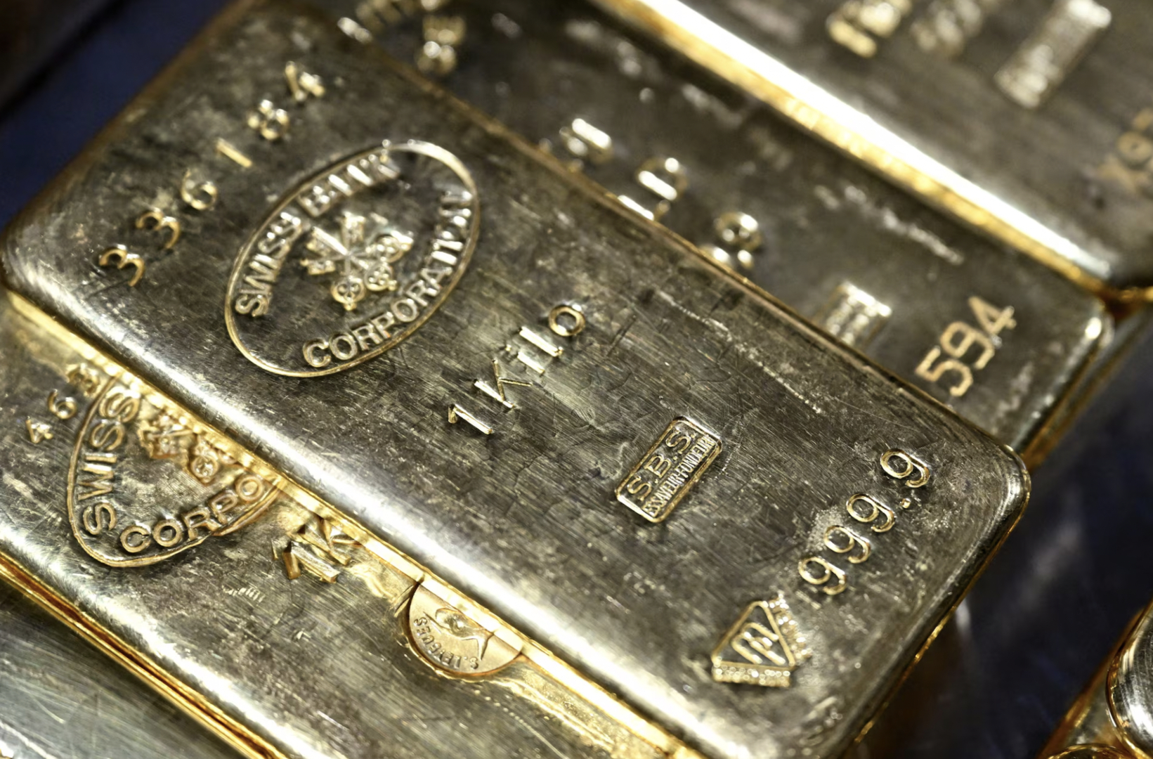 【金价止跌回升，#投行称牛市尚未结束# 交易员：未来或震荡整理，随后再度走高】#