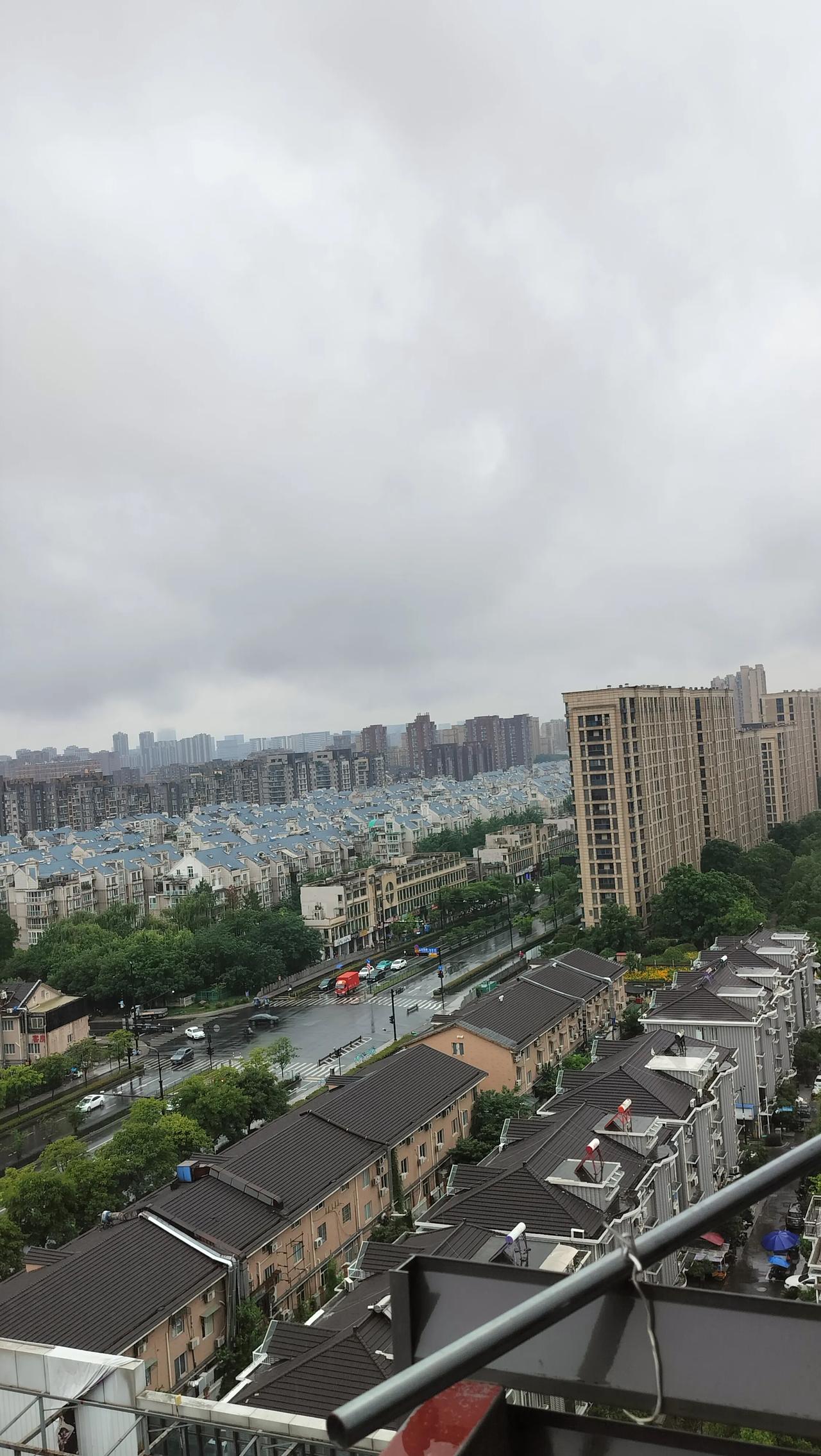 闺蜜对儿媳的态度看着生气，骂她反而教训我！
     闺蜜等儿媳上班后去她家，里