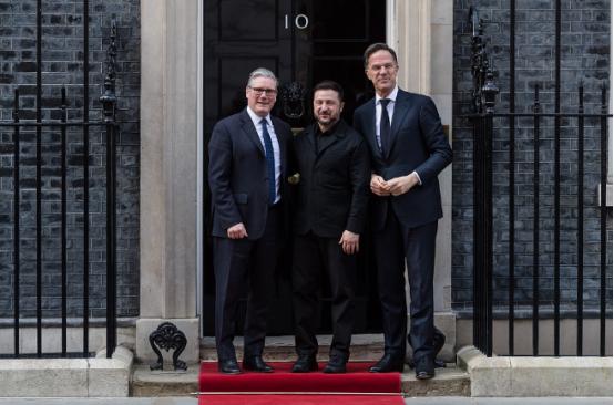 泽连斯基火急火燎飞到伦敦，连见两大实权人物，就为了一件保命事，乌克兰快扛不住了。