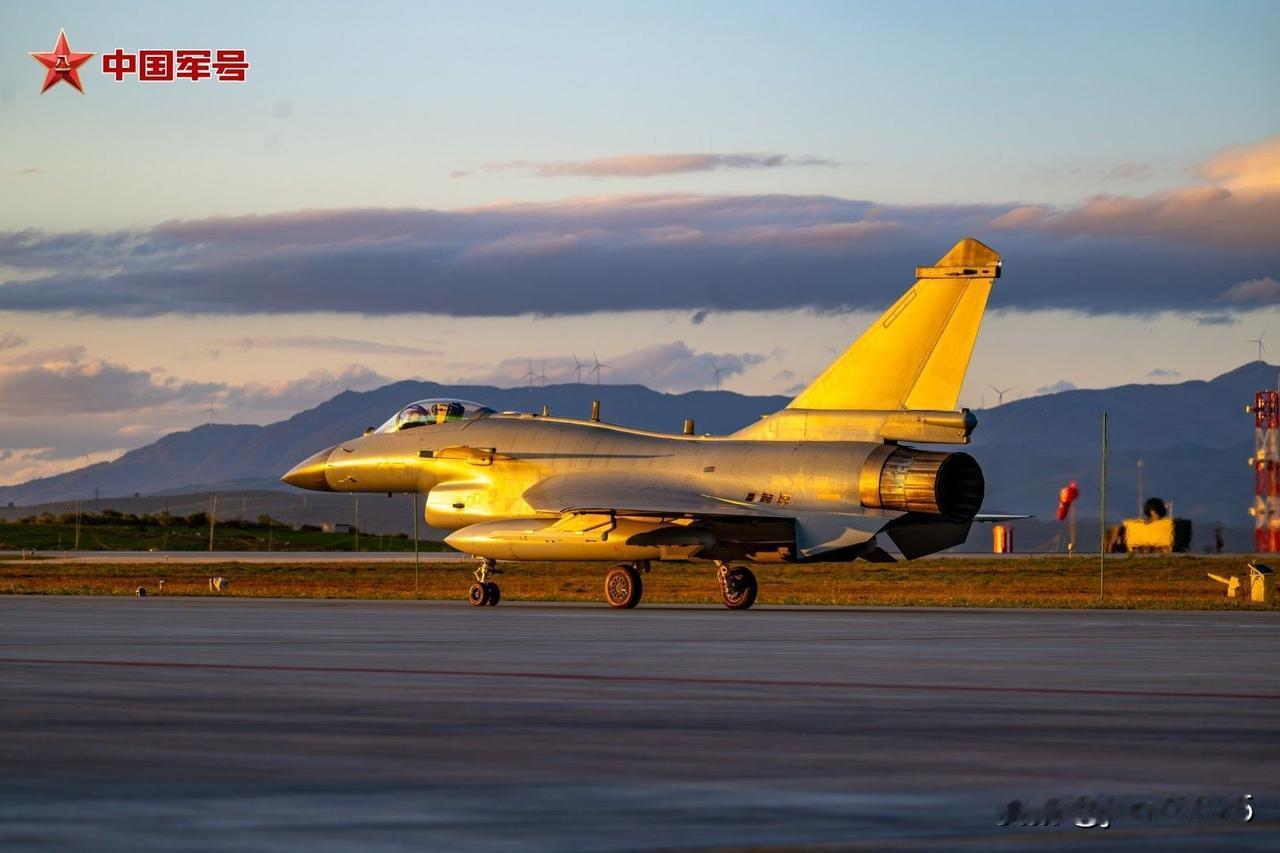 近日，南部战区空军航空兵某旅紧贴实战要求组织多批次、全要素、高强度飞行训练，锤炼
