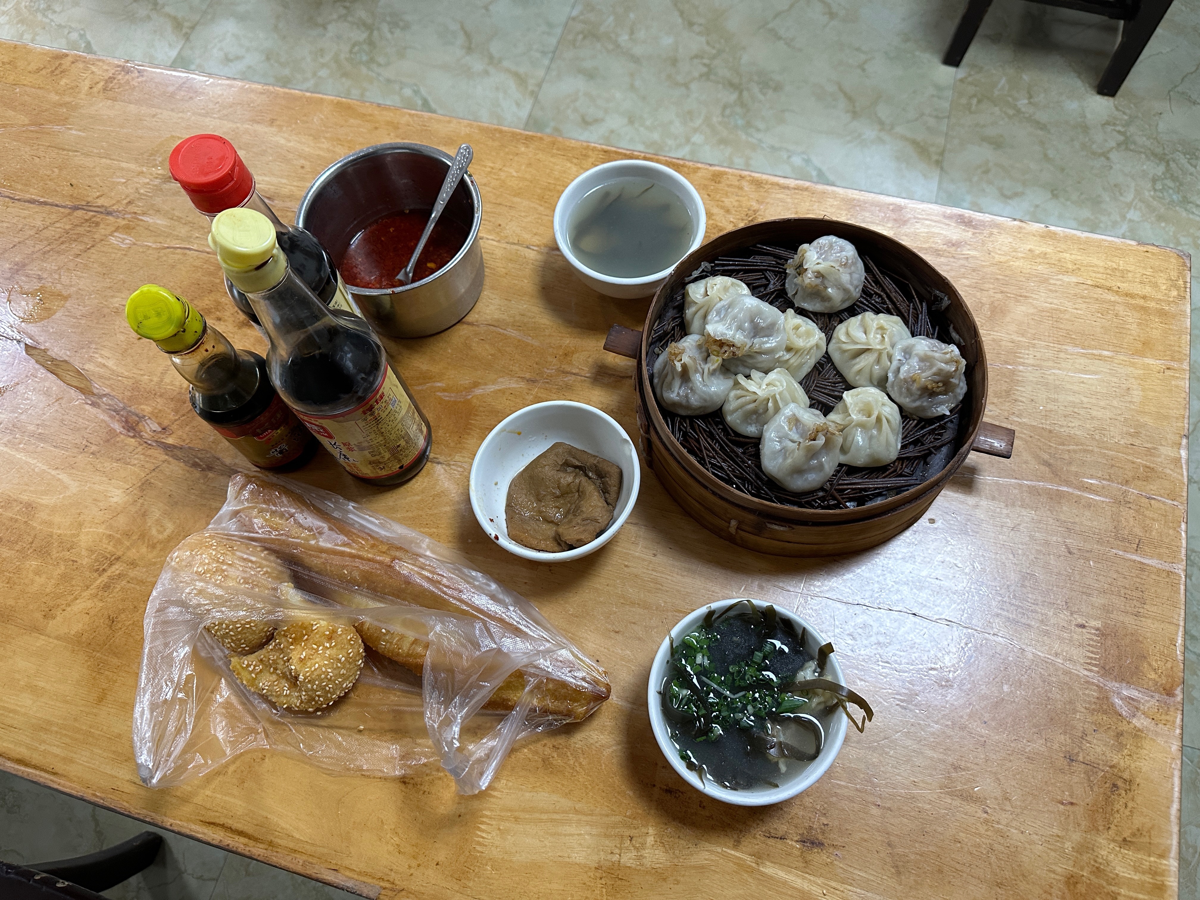 一夜没睡5点开车来吃汤包烧麦，最后吃了两份图里的量。 