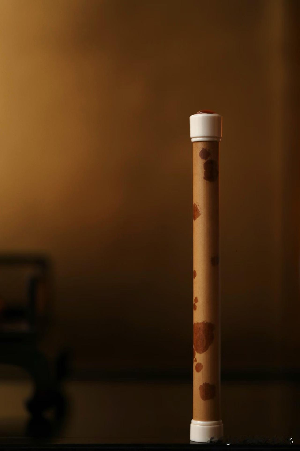 这支香筒，不显山，却有味。

湘妃竹的斑痕，如泪如墨，
不是装饰，是时间留下的痕