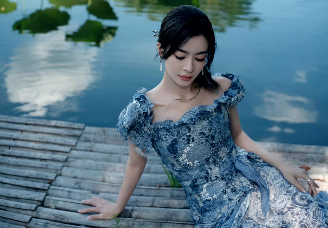 李晟
李晟身穿蓝调花纹长裙坐一叶扁舟上。
活脱脱从水墨丹青中走出的美人。
举手投