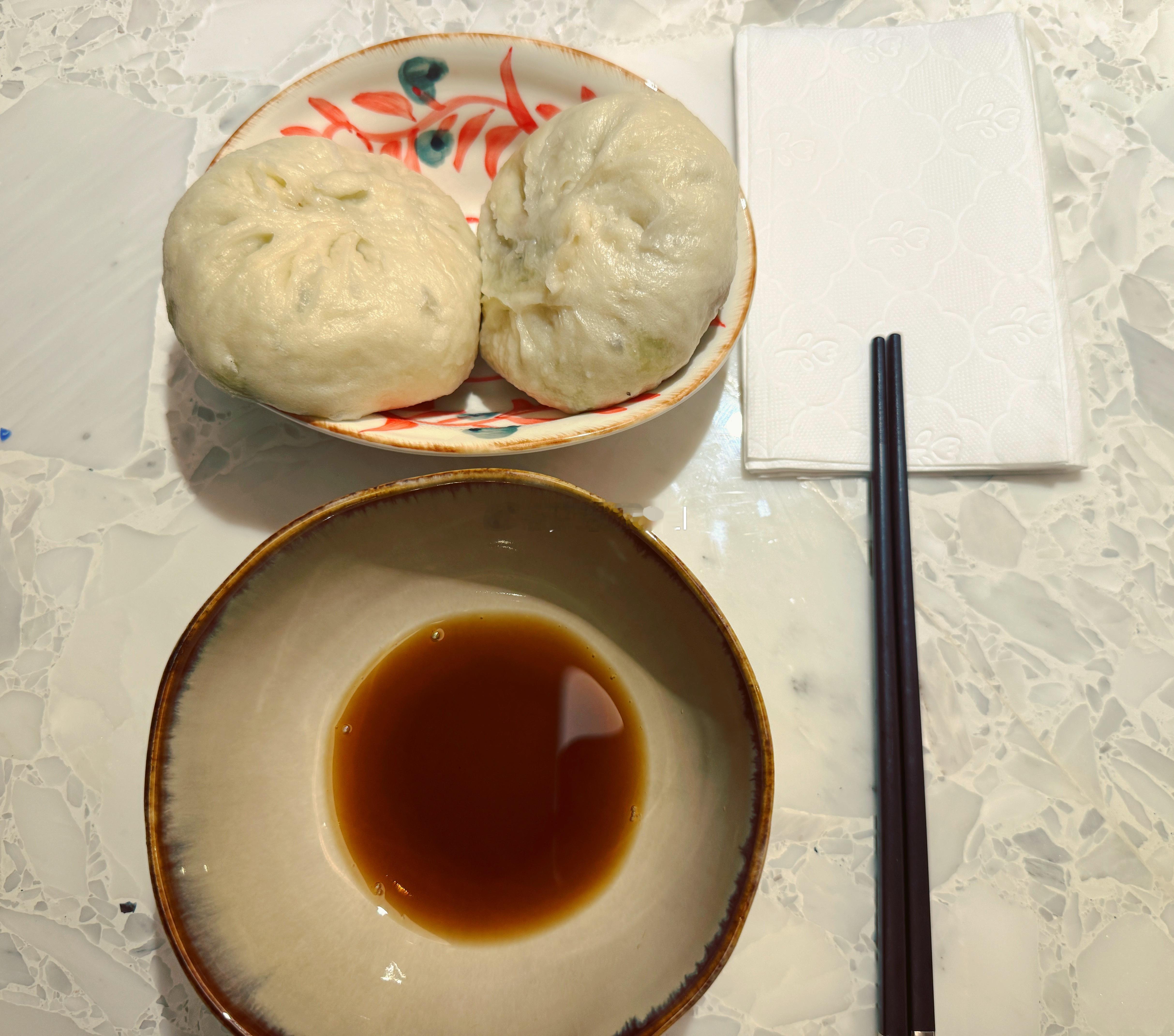 忙一天，回家吃上老妈包的茴香馅儿大包子[馋嘴]太满足了，这就是幸福～梦想家ALI