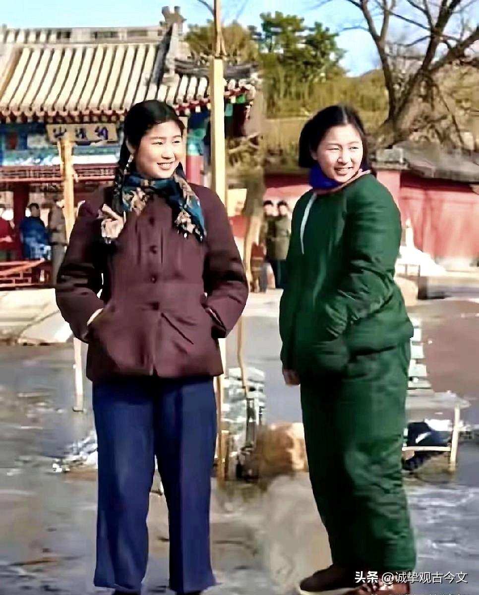 历史时光
李敏与李讷青年时的合影，难得一见，无比珍贵，都是真人的容貌，不是演员扮