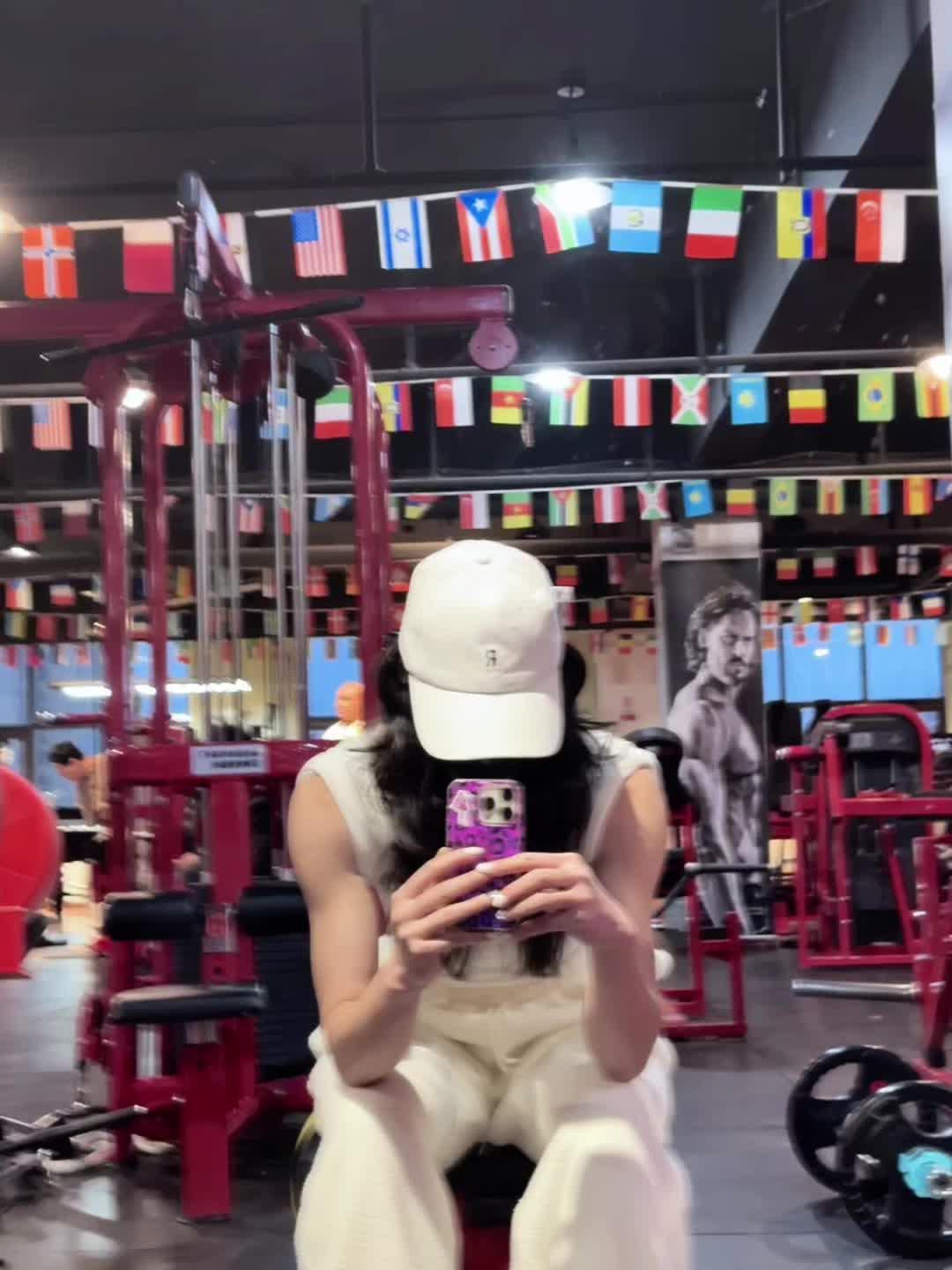 听说健身男生都是这样拍照的 浅学一下 像不像 不像发在评论区让我学一学