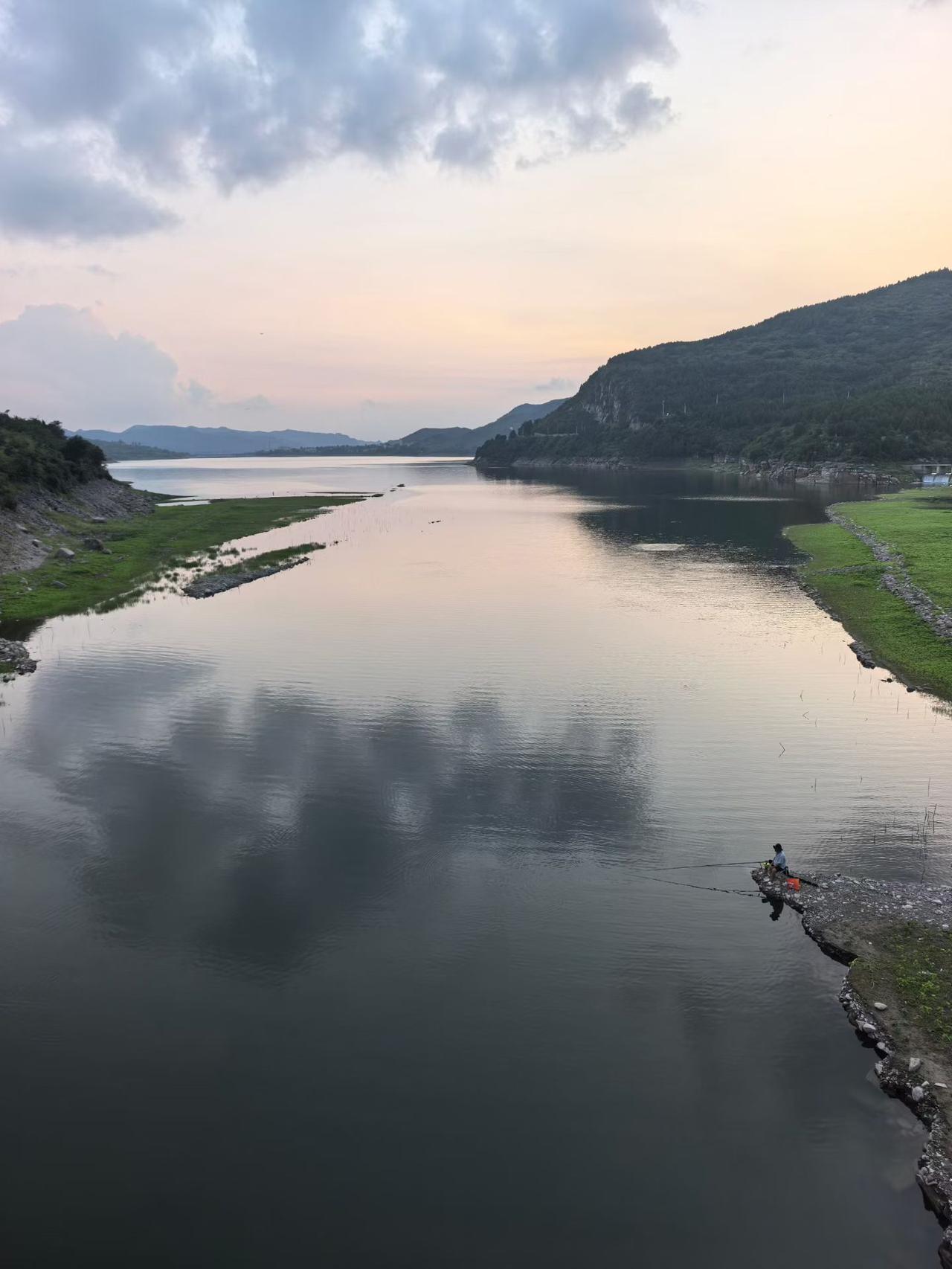 自在山水云间
独钓一轮明月