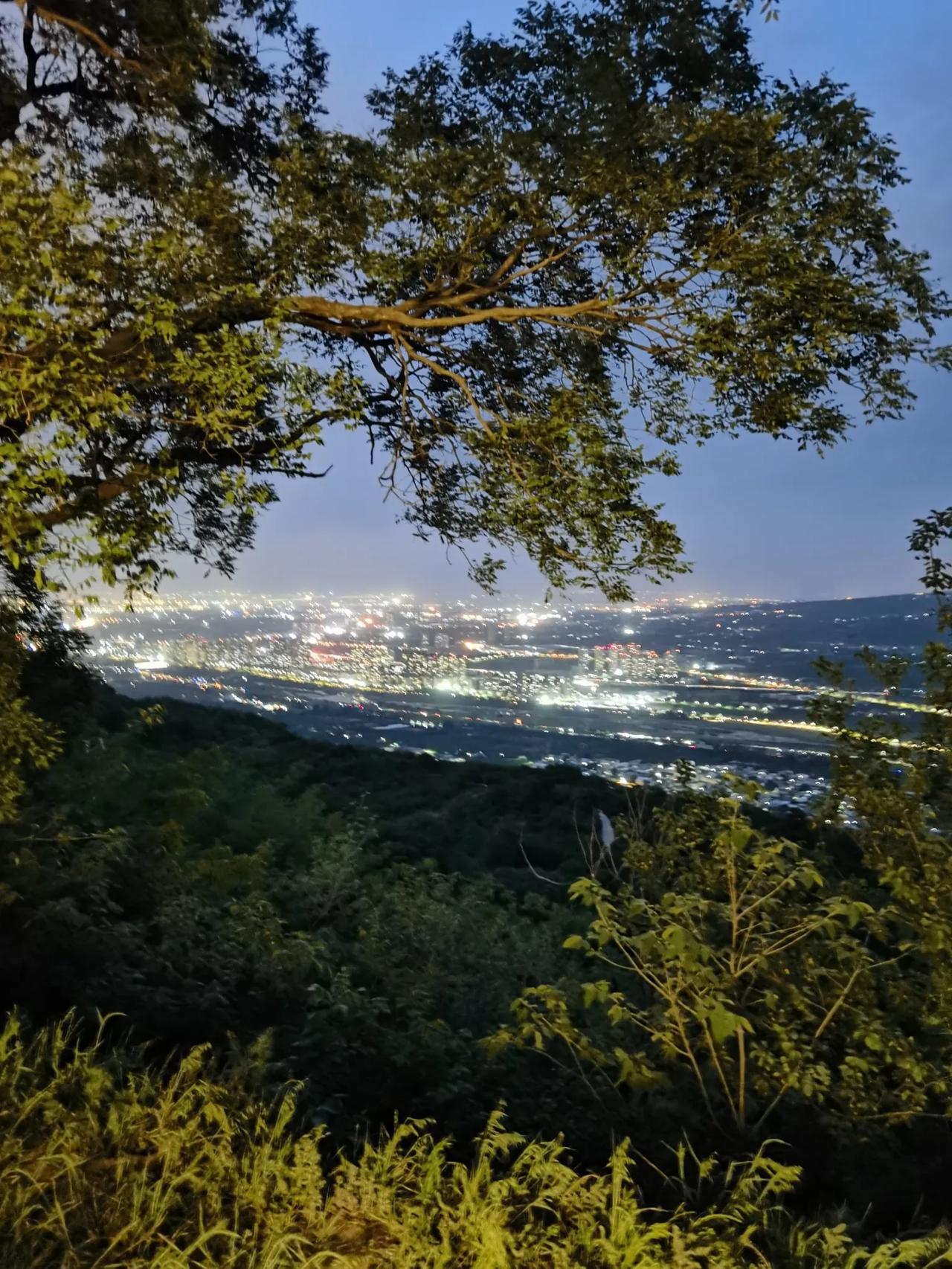 从霸上看西安夜景，好像一把珍珠撒落人间
