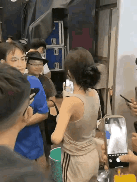禁区手球，直接红牌罚下！