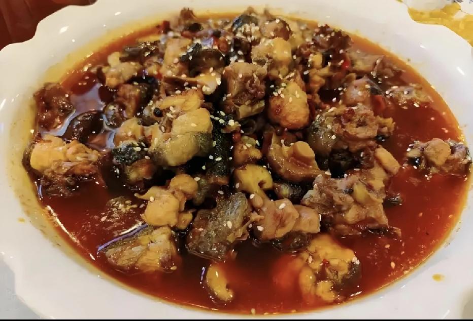 南山泉水鸡算是重庆的一道美食名片，因用山泉水煮制而得名，鸡肉鲜嫩，泉水的清甜融入