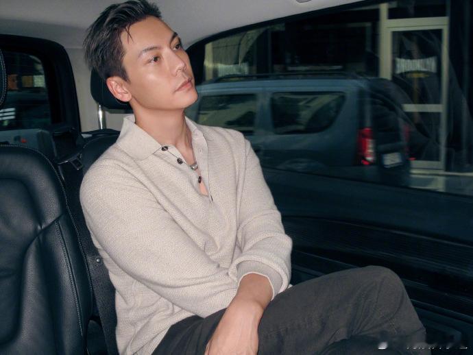 陈伟霆街拍松弛感陈伟霆老钱风穿搭  陈伟霆这九宫格发得真凡尔赛，一句"意"不小心