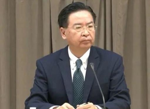 吴钊燮急了，说截至8日，大陆已在台湾东部约140海里处集结6艘舰艇编队，包括2艘