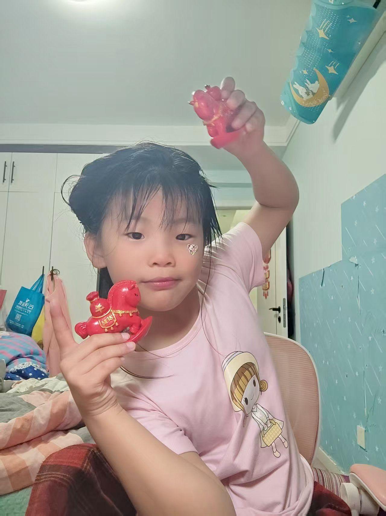 你是藏在人间的小惊喜，
自带灵气，又带着一点小调皮。儿童家居日常 在家也萌萌哒 
