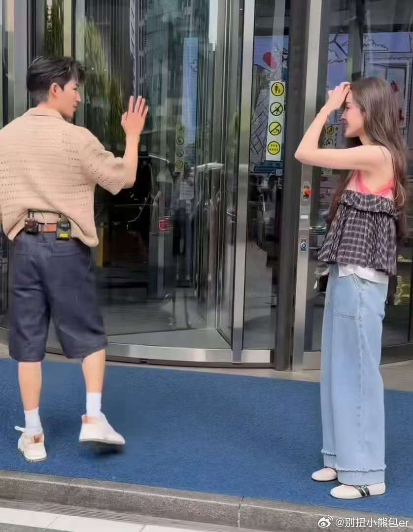 王星越送考人古力娜扎王星越对古力娜扎说拜拜花少团情谊尽显，娜扎专程送考，临别轻声