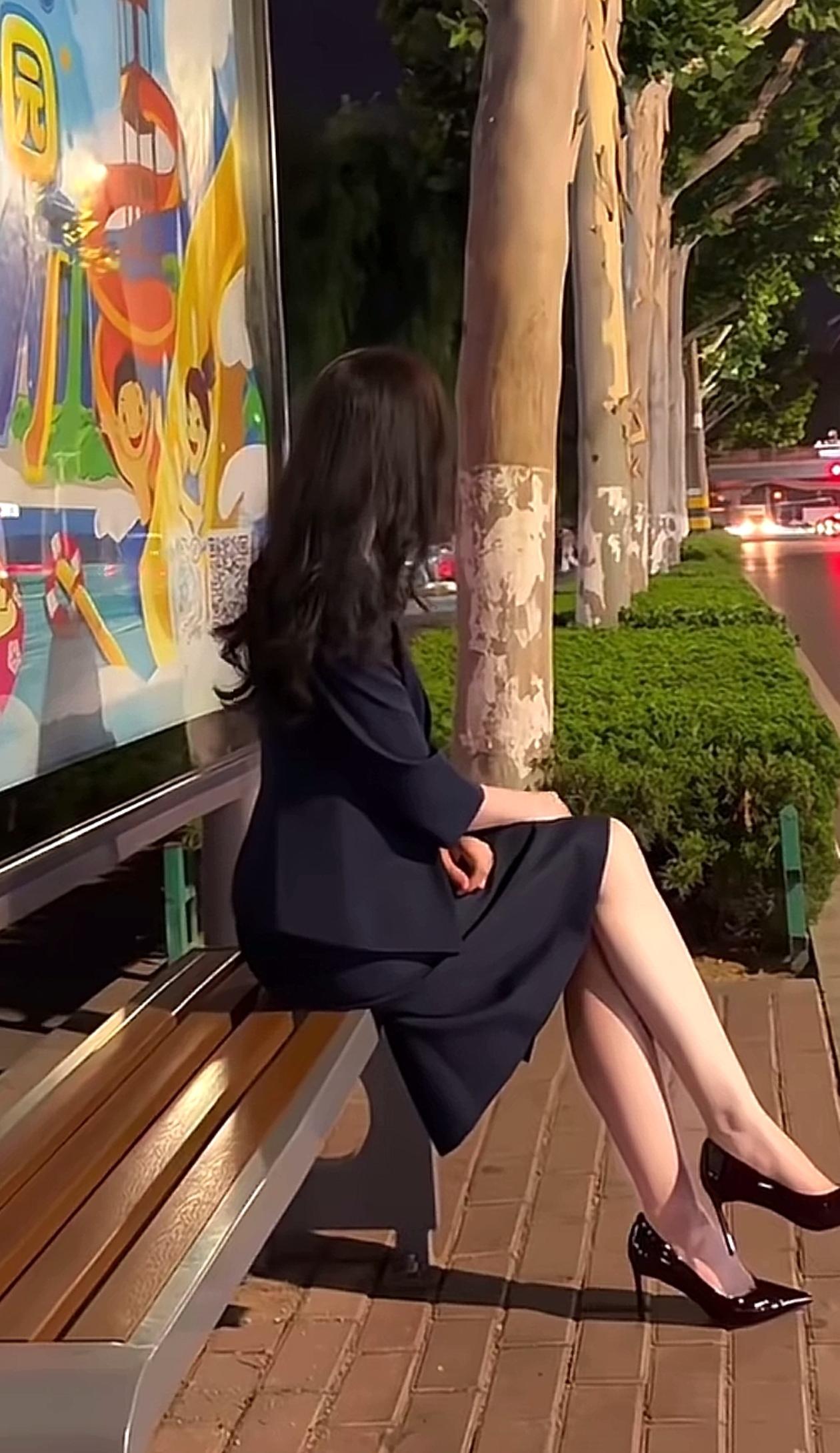 华灯初上夜未央[666]美女独坐举目望[玫瑰]
秀发如瀑披肩下[666]柳眼惺忪
