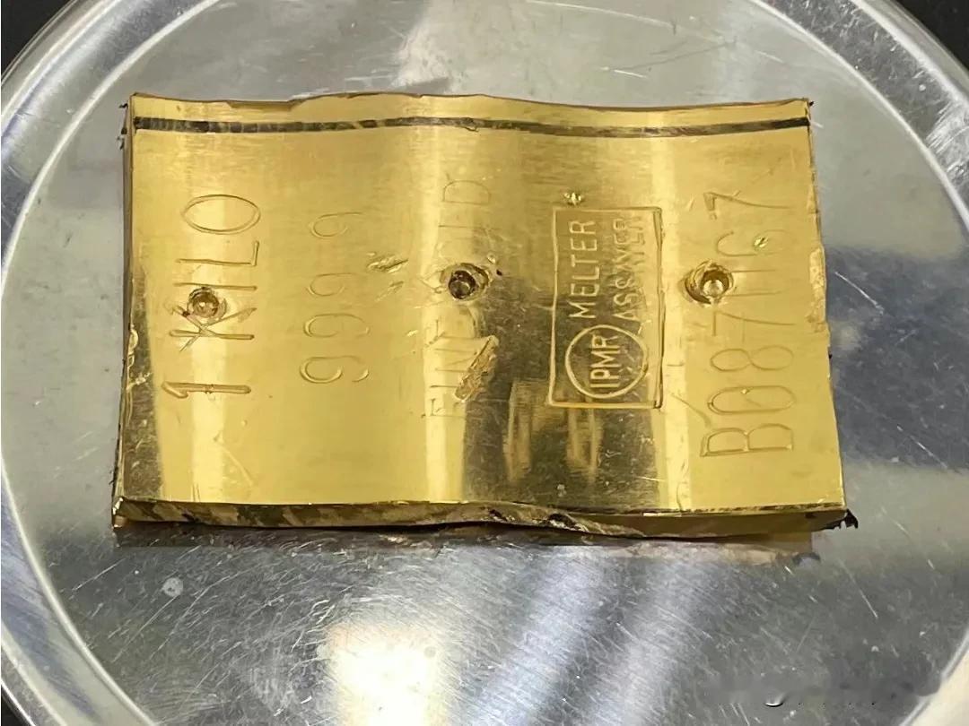 足金皮带扣！426.65克，厉害[捂脸]#宝藏兴趣攻略#
近日，深圳皇岗海关关员