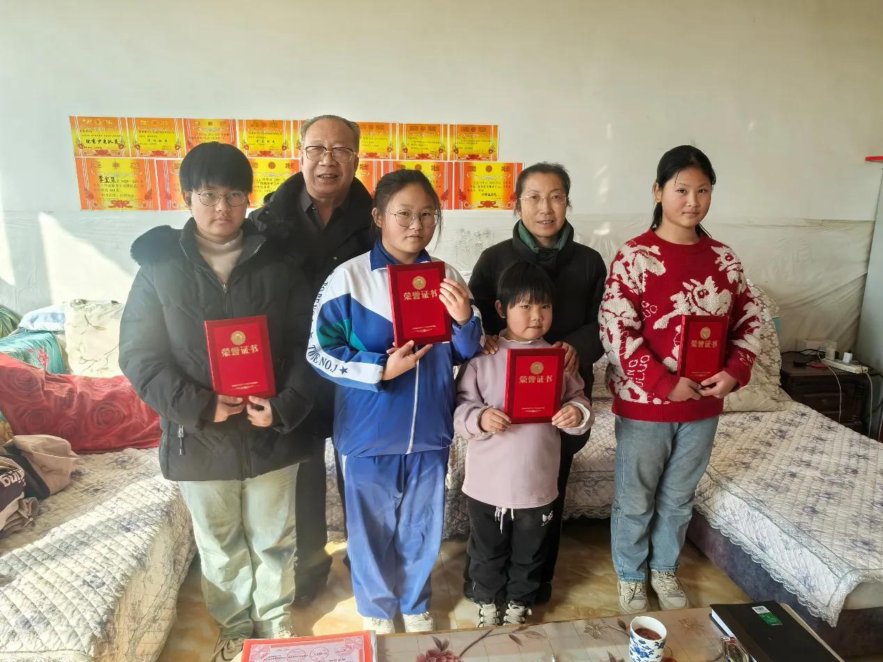 张学顺：看到希望（2）
 
吃过午饭，我对她们姐妹四人进行了“爱与希望”2025