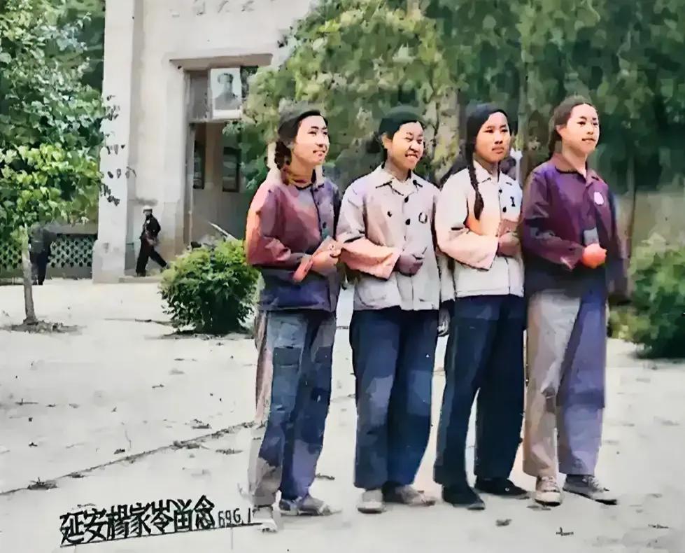 这张照片拍摄于1969年，是陕北延安几名穿着“补丁”衣服的女孩留下的一张老照片。