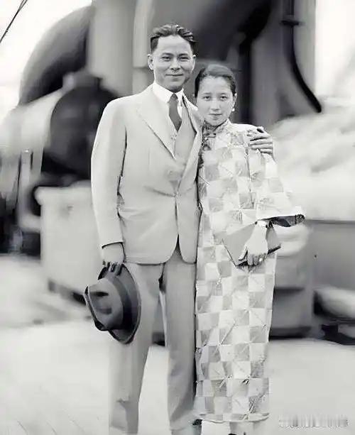 1933 年大汉奸李士群的妻子叶吉卿独自一人去见了大特务徐恩曾，深夜密谈后，拿出