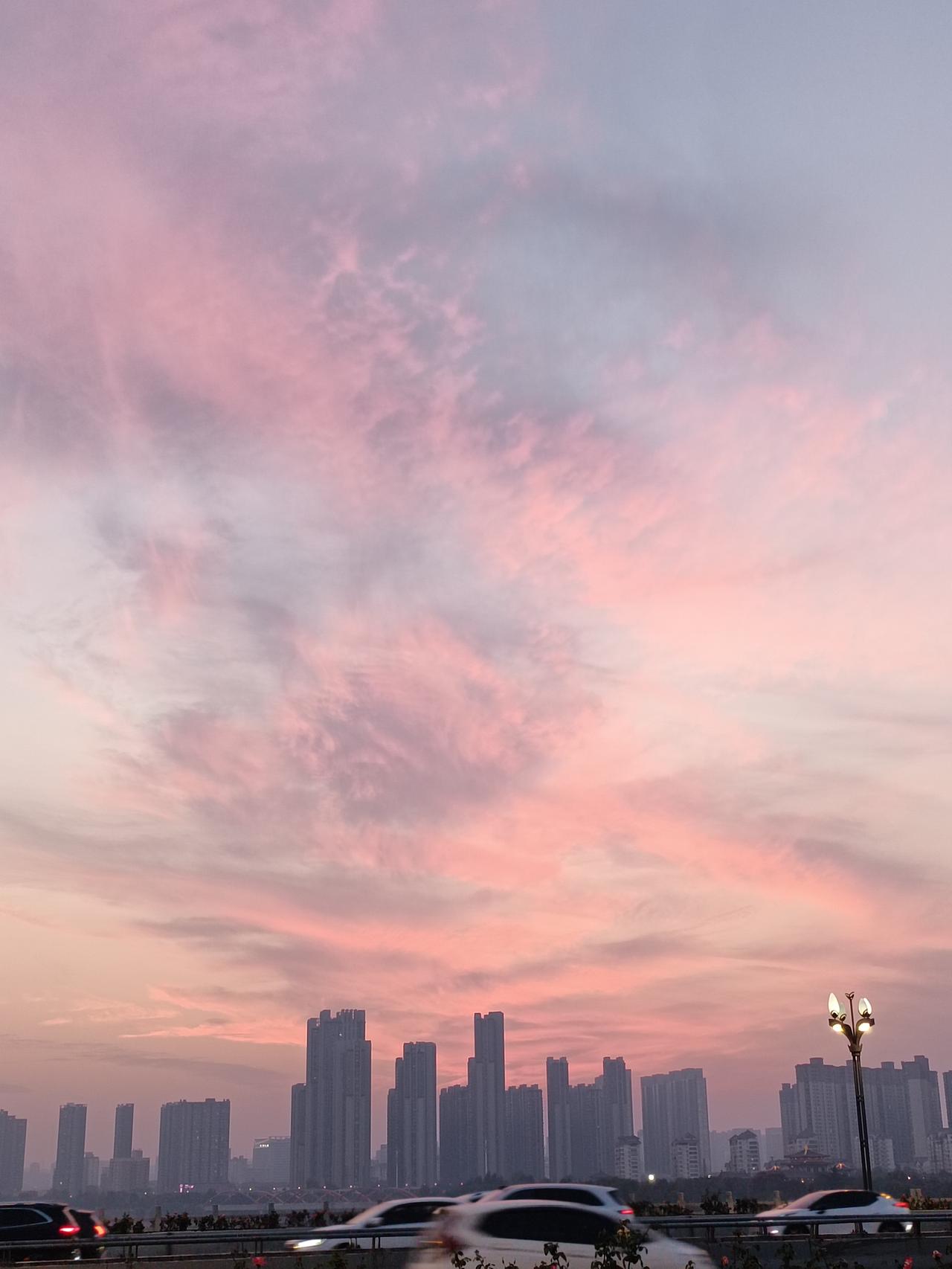 喊话缴社保了，作为个人，当然要支持。
朋友想到一个建议：能不能，参考之前的健康码