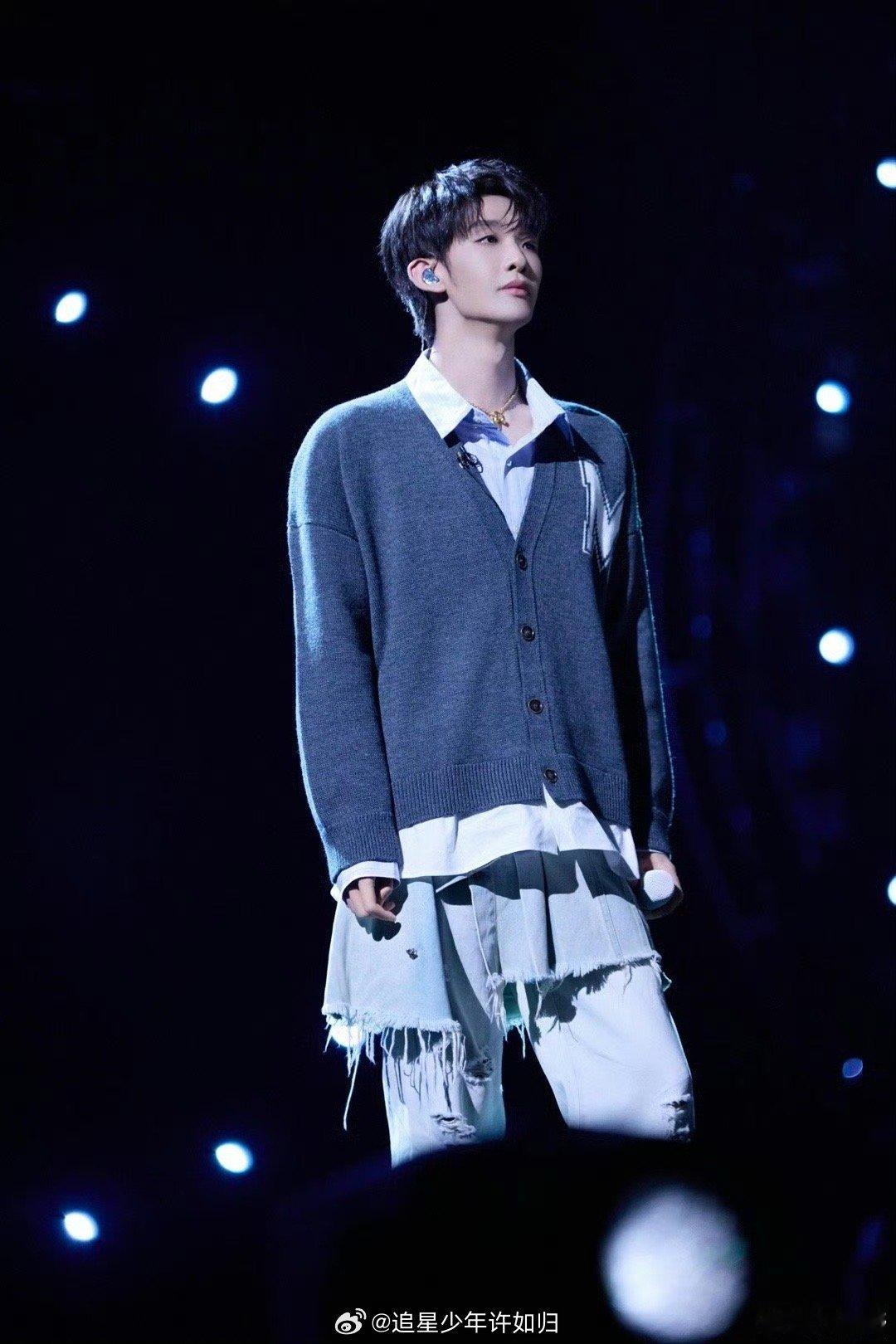 王赫野上海生日收官演唱会 当巡演遇见生日，当上海遇见王赫野，浪漫便有了具体的模样