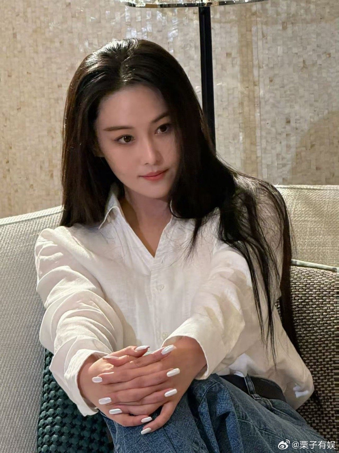 张馨予魔镜粉美甲张馨予白衬衫随拍张馨予白衬衫随拍，很美，很美 ​​​