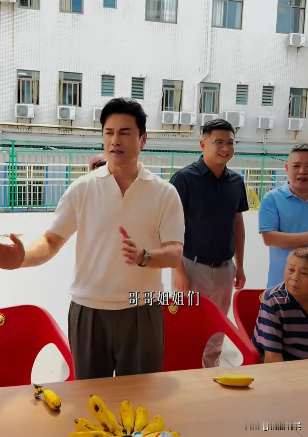 人与人真不能对比啊，看看吕良伟就知道了。
71岁的吕良伟，现身敬老院给院里的老人