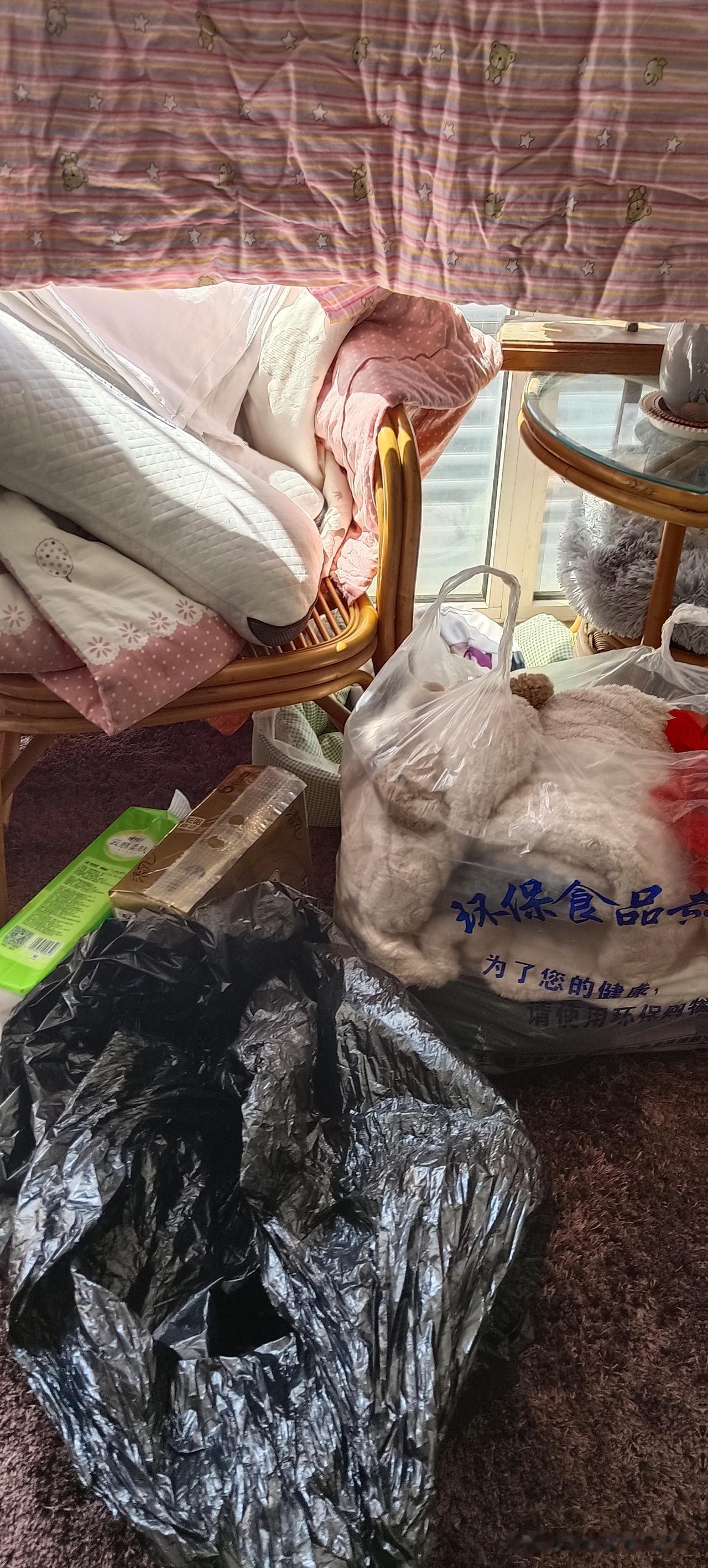 刚从北京给闺女运回来，又得打包启程了。
女儿前段时间在北京打工上班，现在又辗转到