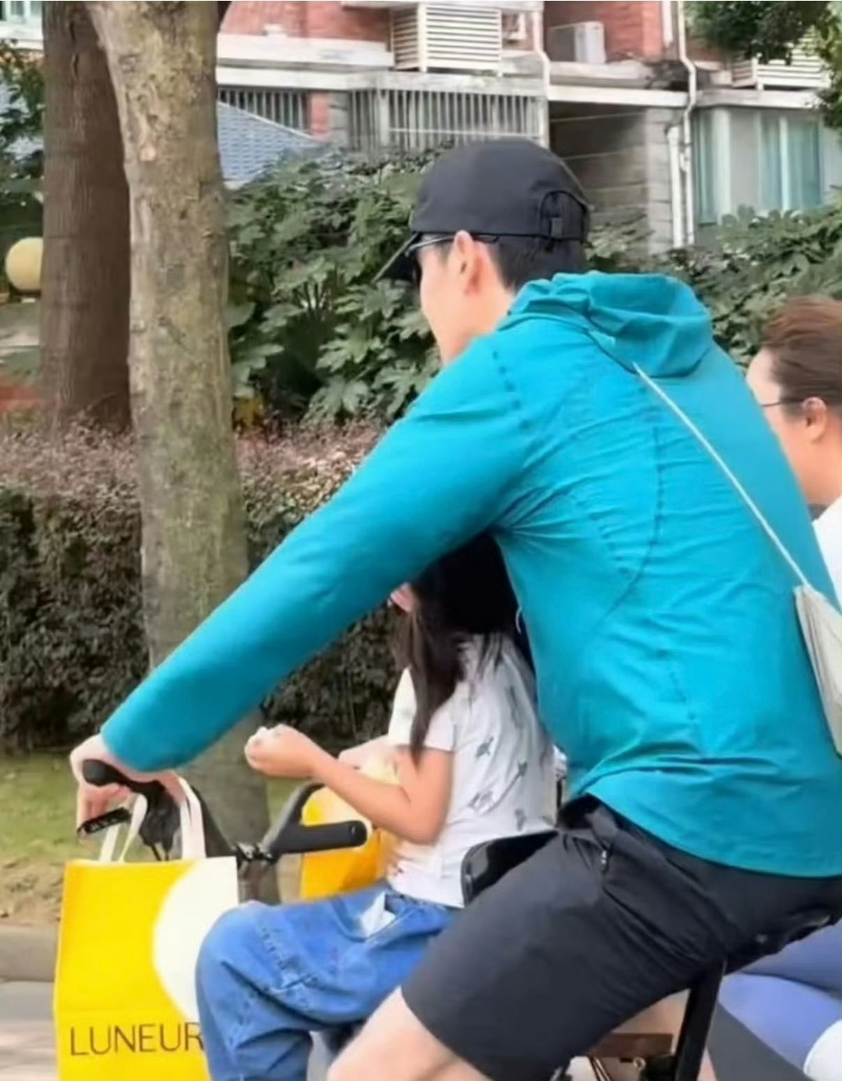 胡歌与妻子黄曦宁已从工作搭档升级为四口之家，从2015年相识至今相伴超十年，最近