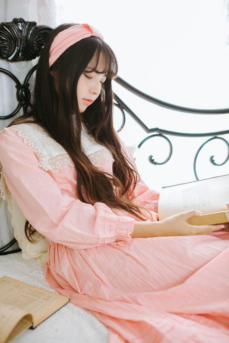 粉裙少女，沉浸在书香中，享受宁静时光。粉裙 少女 分享美少女美照 温柔花裙少女