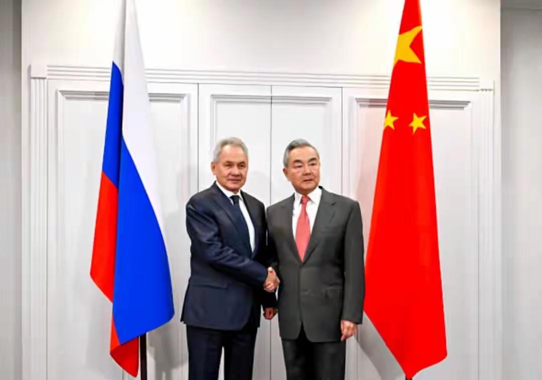 中国等来强援，两军合兵一处，日本防相如临大敌：这是向我们示威

辽宁舰编队远海训