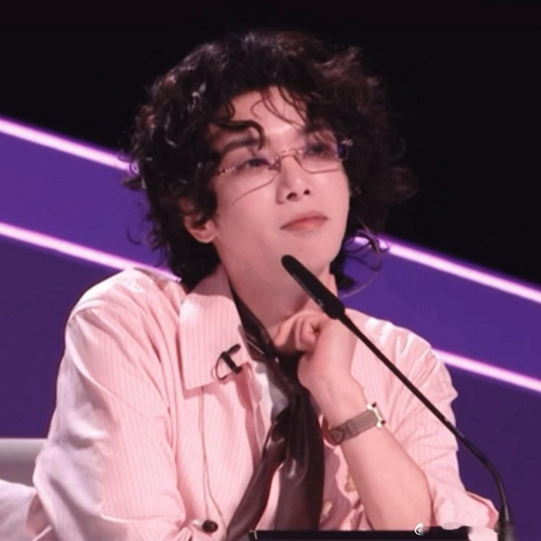 华晨宇卷毛小羊花花这个卷毛真的可爱鼠了，好想上手 rua 一把?声鸣远扬直播