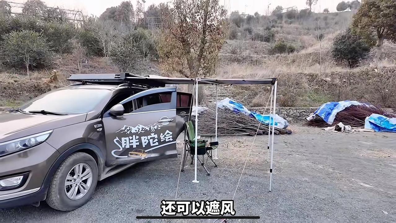 一人一车一狗一帐篷的自驾生活看起来的确光鲜靓丽，全是诗和远方以及潇洒自在的奔放感