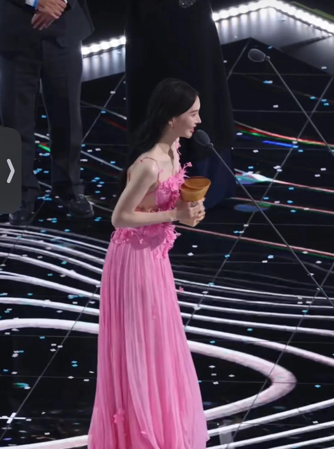 超级尴尬，原来明星领奖都是拿了就走，等到金晨的时候都没有人了，孤零零的。#娱乐界