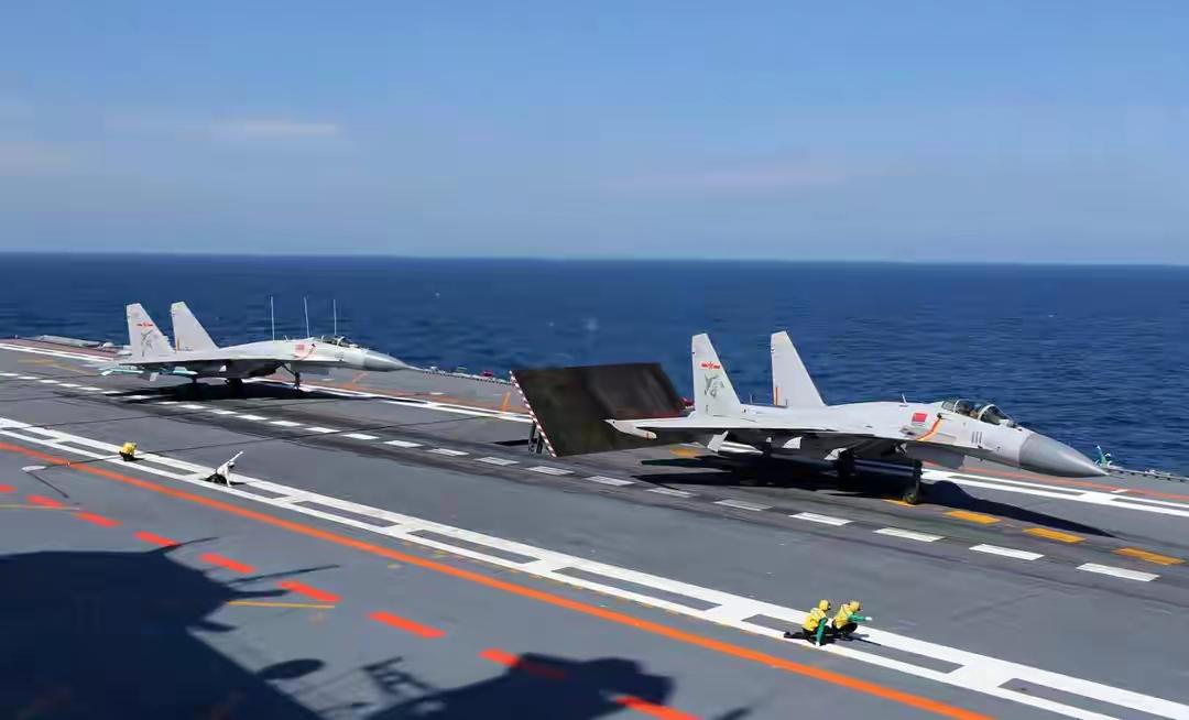 枪抵日本军机额头却不开火？别慌，收拾日本，我们的底牌远不止雷达锁定这一张！
 