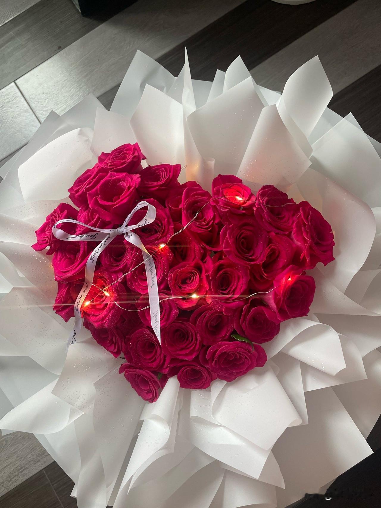 假如男人女人都单身，
谁过得更好？
单身男人没有女人，就会经常几个男人聚在一起，